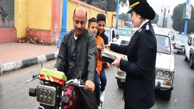  رجال الأمن يشاركون المواطنين الاحتفال بعيد الشرطة (صور) 