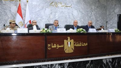 محافظ سوهاج يترأس الاجتماع التنفيذى ويناقش مشاريع حياة كريمة (صور)