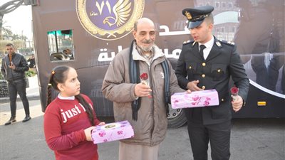 مديرية أمن القاهرة توزع الورد والهدايا على المواطنين بمناسبة عيد الشرطة الـ71 (صور)