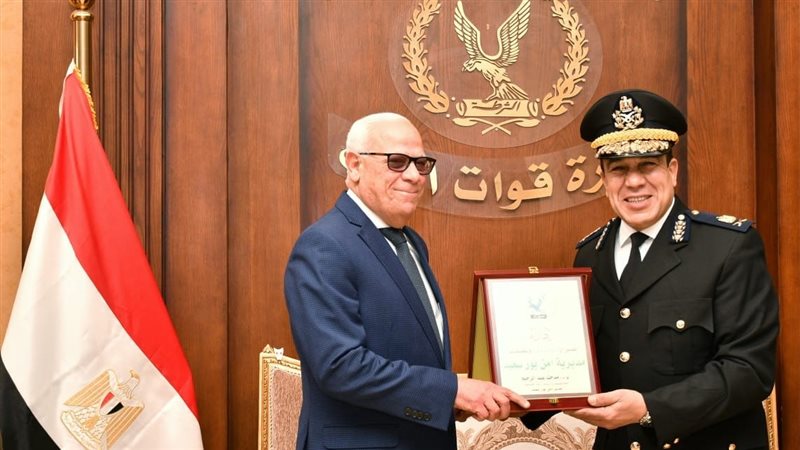 محافظ بورسعيد يضع