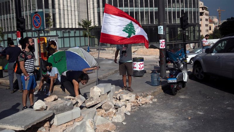 محتجون يقطعون شارعًا
