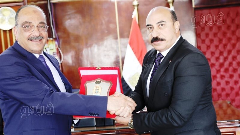 محافظ أسوان ومدير
