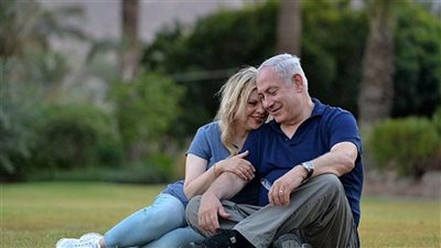 متظاهرون إسرائيليون يحاصرون زوجة نتنياهو في أحد صالونات التجميل (فيديو)