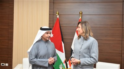 رئيس هيئة الشارقة يلتقي وزيرة الثقافة ويهديها آخر مؤلفات القاسمي