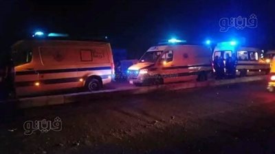 إصابة 6 أشخاص في تصادم سيارتين أعلى المحور