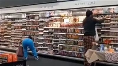 لحظة سرقة سوبرماركت بوضح النهار في أمريكا، وتصرف مثير من السارقين (فيديو)