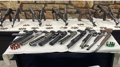 حبس 27 متهما بتهمة حيازة وأحراز أسلحة نارية ومواد مخدرة 
