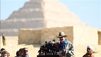 زاهي حواس يعلن اكتشاف أول مومياء غير ملكية مغطاة بالذهب في سقارة