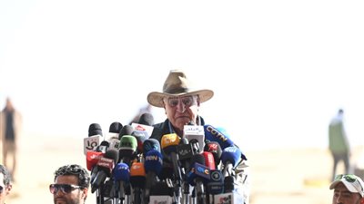 زاهي حواس يكشف أسباب قيام أعمال الحفائر بمنطقة آثار سقارة (صور)