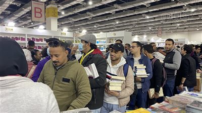 طوابير لشراء الكتب، جناح هيئة الكتاب كامل العدد في معرض القاهرة (صور)