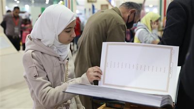 قصص رحلات قمر في أفريقيا تجذب الأطفال في جناح الأزهر بمعرض الكتاب
