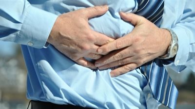 أهمها انتفاخ البطن والحمى، أعراض وأسباب التهاب المرارة