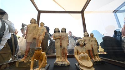 زاهى حواس يعلن عن اكتشافات أثرية جديدة بسقارة.. يهدف إلى الكشف عن هرم حوني.. العثور على أول مومياء غير ملكية مغطاة بالذهب.. و9 تماثيل لـ ميسي