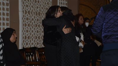 مي فاروق تتلقى عزاء والدها وإيهاب فهمي ولقاء الخميسي أول الحضور (صور) 