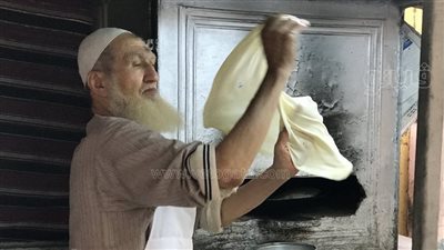 من صانع بيتزا بإيطاليا إلى بائع فطائر بالشرابية.. تعرف على قصة كفاح العم شعبان (فيديو)