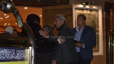 صبري فواز ومي كساب وريهام عبد الحكيم في عزاء والد مي فاروق (صور)