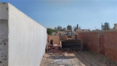 إزالة 10 مقابر مخالفة بمدينة المستقبل في الإسماعيلية (صور)
