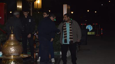 سوما وزوجها والمخرج خالد جلال يقدمون واجب العزاء في والد مي فاروق (صور)