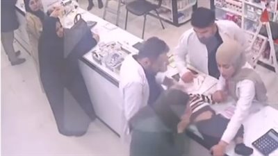 صيدلي ينقذ طفلا من الموت (فيديو)