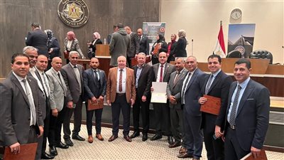 تكريم موظف بمطار القاهرة أحبط محاولة تهريب 4 كيلو كوكايين 