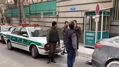 لحظة دخول مسلح السفارة الأذربيجانية في طهران وإطلاق النار (فيديو)