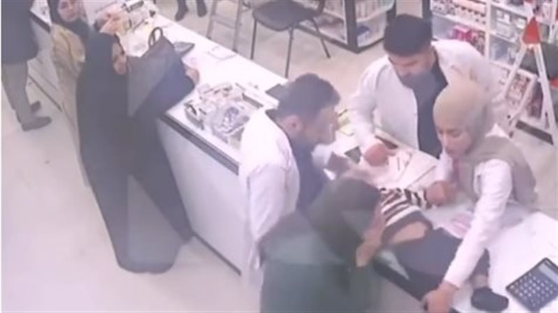 صيدلي أنقذ طفل من