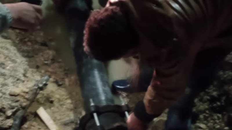 أثناء إصلاح خط مياه