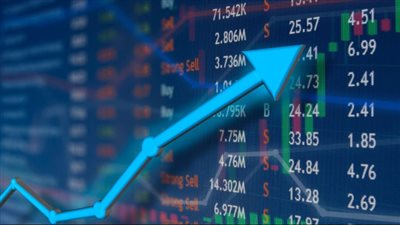 تحولات قوية بالأسواق العالمية قبل كلمة رئيس الفيدرالي، انعكاس بالذهب وتراجع الأسهم والدولار 