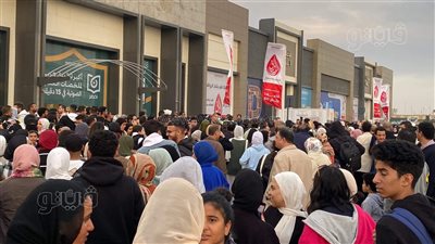 أسامة المسلم يثير ضجة بمعرض الكتاب والجمهور يتدافع لالتقاط الصور معه (فيديو)