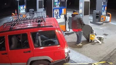 فيديو يوثق فشل لصوص في سرقة ماكينة صرف آلي 