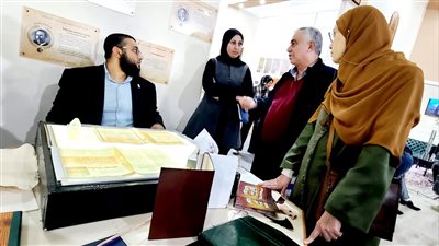 ورش فنية لترميم المخطوطات والوثائق التاريخية بجناح الأزهر في معرض الكتاب