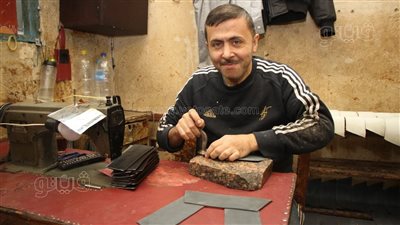 صناعة الأحذية، أسطوات باب الشعرية يكشفون أسرار مهنة الاسكافي (فيديو وصور)
