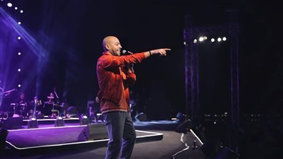 تامر عاشور يشعل المنيا الجديدة بحفل غنائي كبير (صور)