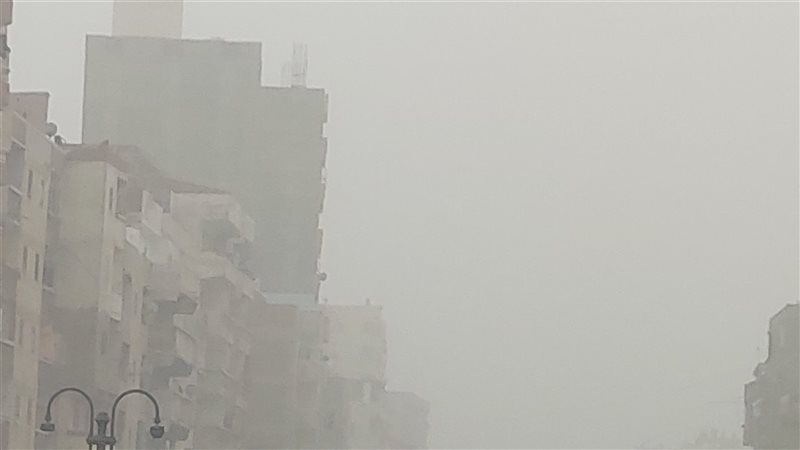 عاصفة ترابية تضرب