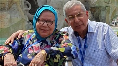 نقيب أطباء سابق يرثي زوجته برسالة مبكية تثير الأحزان 