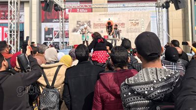 عروض السيرك تخطف انتباه جمهور معرض القاهرة للكتاب (فيديو وصور) 