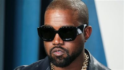 كانييه ويست يهاجم سيدة تلاحقه ويلقي بهاتفها (فيديو)