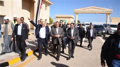 وزير التنمية المحلية ومحافظ مطروح يتفقدان إنشاء محطة تحلية الرميلة 4