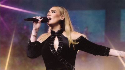 أديل تنهار في البكاء على المسرح بسبب أحد الحضور ( فيديو) 