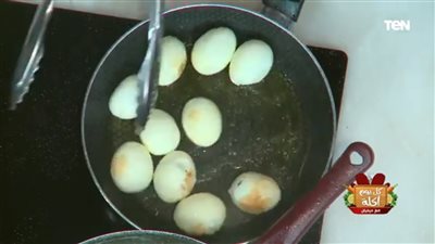 طريقة عمل أكلة البيض المدحرج (فيديو)
