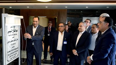 رئيس الوزراء يفتتح مصنع 