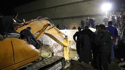 مصرع 3 أشخاص أثناء حفر خزان بالمنيا ونائب المحافظ يتابع الحادث