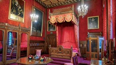 سرير للملك تشارلز الثالث في البرلمان قبل التتويج