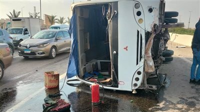 مصرع شخص وإصابة 2 في انقلاب ميني باص بالقاهرة الجديدة (صور)