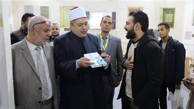 رئيس قطاع المعاهد الأزهرية يتفقد جناح الأزهر بمعرض القاهرة للكتاب (صور)