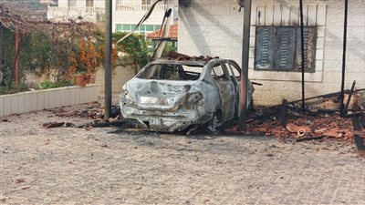 مستوطنون يحرقون منزلا ومركبات شمال رام الله (فيديو)