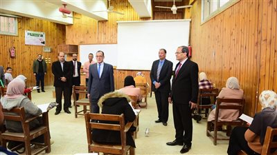 1736 طالبا يؤدون امتحانات الفصل الدراسي الأول لبرامج التعليم المدمج بجامعة سوهاج 