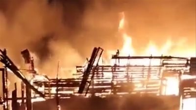 إخماد حريق هائل بورش صناعة السفن بجوار نادي السيالة في الإسكندرية (صور) 