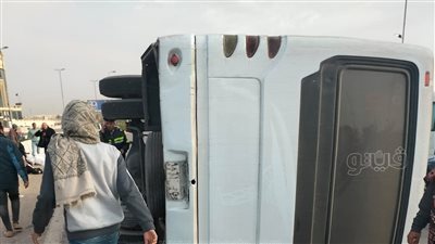 التحقيق في مصرع شخص وإصابة 2 بانقلاب ميني باص بالقاهرة الجديدة