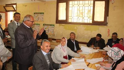 محافظ بني سويف يتابع أعمال التصحيح وتقدير الدرجات لامتحانات الإعدادية